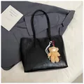 Schwarze Retro-Einkaufstasche aus Kunstleder mit Bärenanhänger und gewebtem Accessoire - Mit Anhänger / Schwarz