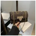 Bolso bandolera marrón vintage con estampado de monograma y cadena dorada de corazón - Café