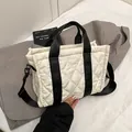 Sac fourre-tout matelassé blanc en nylon avec poignées noires et bandoulière amovible - Blanc