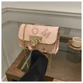 Bolso bandolera pequeño cuadrado con estampado de letras, cadena dorada y cierre de corazón - Rosa