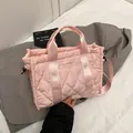 Sac à main en nylon rose matelassé avec broderie et bandoulière réglable - Rose