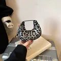 Borsa a mezzaluna chic con stampa leopardata bianca e nera e dettagli in metallo dorato - Nero