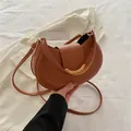 Borsa a mezzaluna marrone minimalista con fibbia in metallo dorato e tracolla in pelle - Marrone