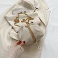 Borsa a secchiello in paglia crema con catena dorata e coulisse con perle eleganti - Beige