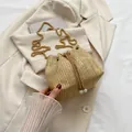 Borsa a secchiello in paglia con catena dorata e perle in colore beige chiaro - Cachi Intrecciato