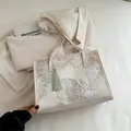 Elegante bolso tote beige con bordado floral y colgante de borla de seda verde - Estilo Floral Ventana China / Blanco