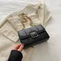 Sac bandoulière matelassé noir avec serrure carrée dorée et bandoulière en chaîne - Grand / Noir