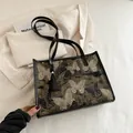 Bolso tote retro con bordado de mariposa, ribete de cuero negro y borla - Estilo Bordado de Mariposa / Negro