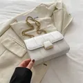 Sac à bandoulière matelassé blanc avec chaîne dorée et boucle métallique carrée - Grand / Blanc