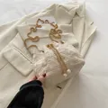 Bolso saco de paja beige con bordado floral y cadena dorada con perla - Blanco Roto