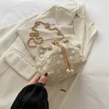 Bolso saco de paja beige con bordado de margaritas, cadena dorada y detalles de perlas - Caqui