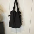 Bolso tote minimalista de nailon negro con cordón ajustable y gran capacidad de carga - Negro
