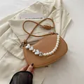 Sac demi-lune kaki avec chaîne en perles et cœur et bandoulière à nœuds élégante - Kaki