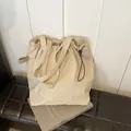 Bolso tote minimalista de nailon beige con cordón ajustable para uso diario casual - Caqui