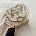 Pochette en paille crème avec papillon en strass et chaîne dorée élégante - Blanc