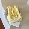 Borsa tote minimalista in nylon giallo chiaro con coulisse e spallacci larghi - Giallo