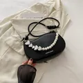 Sac à bandoulière demi-lune noir avec poignée en perles et breloques en cœur - Noir