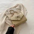 Sac bandoulière en paille avec nœud en strass et chaîne dorée à boules - Kaki