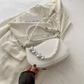 Sac demi-lune blanc en simili cuir avec bandoulière en perles et cœurs argentés - Blanc