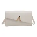 Sac bandoulière blanc en similicuir avec rabat asymétrique et boucle dorée en forme de V - Blanc