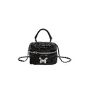 Schwarze gesteppte Zylindertasche mit silbernem Schmetterling und Kettenriemen - Schwarz
