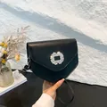 Sac à bandoulière noir élégant avec boucle en strass et finition mate de qualité - Noir