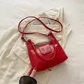 Sac seau rouge chic en similicuir avec nœud argenté et bandoulière réglable pratique - Rouge