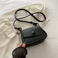 Moderne schwarze Umhängetasche aus genarbtem Leder mit großem dekorativem Knopf - Schwarz