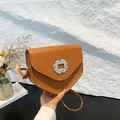 Sac bandoulière en cuir marron caramel avec une grande boucle en cristal brillant - Marron