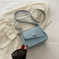 Hellblaue Umhängetasche mit Litschi-Lederstruktur und rundem Knopfverschluss am Deckel - Blau