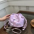 Lavendel Eimer-Tasche aus weichem Kunstleder mit Satinschleifen und Kordelzugband - Lila