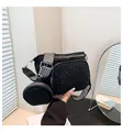 Borsa a tracolla nera con strass scintillanti e tracolla larga con motivo a spina di pesce - Nero