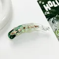 Details von grüner Blumen-Bananenspange aus Acetat mit Kristallen und Farbverlauf - Grün