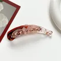 Dettaglio fermaglio a banana con sfumatura rosa e fiore opaco con decorazioni in strass - Rosa