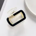Détail d'une pince à cheveux carrée en résine avec strass brillants et bicolore - Noir