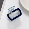 Détail de la pince à cheveux en acrylique bleu marine avec strass bleus sur le côté - Bleu foncé