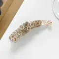 Detailansicht der Bananen-Haarklammer mit Marmor-Textur, 3D-Blumen und bernsteinfarbenen Strass - Gebrochenes Weiß