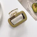 Dettaglio molletta per capelli verde oliva con strass ambrati e molla in metallo oro - Oro