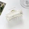 Detalle de pinza para el pelo rectangular blanco perla con textura de cuadros - Tablero de Ajedrez Blanco Perla