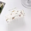 Detalle de pinza para el cabello rectangular en resina acrílica beige veteada - Patrón de mármol gris