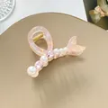 Dettaglio della molletta per capelli a coda di sirena rosa con perle e cristalli - Rosa Olografico