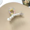 Dettaglio molletta capelli a coda di pesce con perle e cristalli su base iridata - Grigio Iridescente
