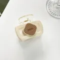 Détail de la pince à cheveux crème avec impression de lettres Barrette la France brune - Blanc Cassé