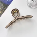 Nahaufnahme der 13cm gestreiften Haarklammer mit starker Goldmetallfeder auf dem Tisch - Dunkles Khaki + Kaffee-Kante