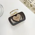 Detail der quadratischen Haarklammer aus Harz mit Herzmuster und Barrette La France - Kaffeebraun