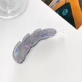 Detail of the 10cm leaf-shaped banana clip with iridescent marble texture and grey frame - Light Gray