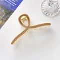Nahaufnahme der 13 cm cremefarbenen und braun gestreiften Haarklammer mit goldener Feder - Helles Khaki + Cremeweiße Kante