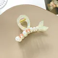 Dettaglio del fermaglio per capelli a sirena iridescente con perle e strass arancioni - Verde Cangiante