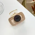 Detailansicht der beigen Acryl-Haarklammer mit Barrette La France Schriftzug - Hellbeige