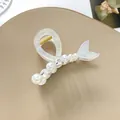Dettaglio del fermaglio a coda di sirena cangiante con perle e strass su vassoio - Bianco Iridescente